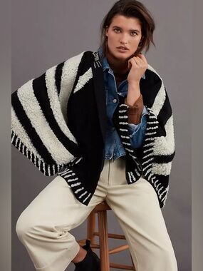 Anthropologie Maeve Dusk and Dawn Capelet in Black and Cream Fleece - One Size